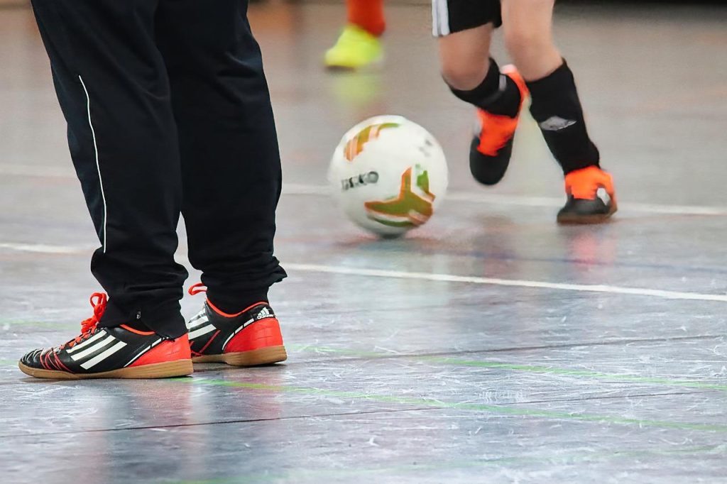 Home Spelers die tips voor het spelen van zaalvoetbal in Amsterdam toepassen tijdens een intensieve wedstrijd