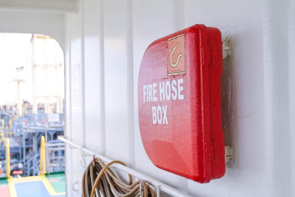 Home Illustratie van essentiële brandveiligheidsmaatregelen voor bedrijven inclusief rookmelders, sprinklersystemen en nooduitgang